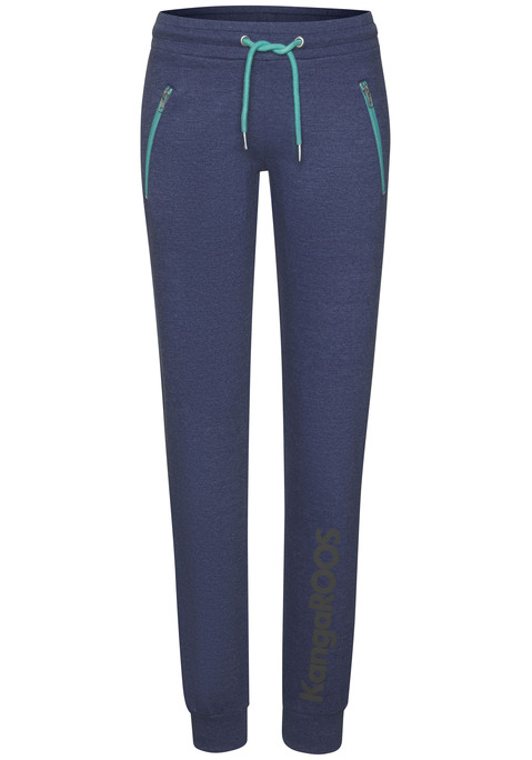 Bild: Sweathose von KangaROOS: Sweathose im Tapered-fit von Kangaroos. Elastischer Kordelzugbund mit kontrastfarbener Kordel. Rippbündchen. Großer Labelschriftzug am Bein. Seitliche Eingrifftaschen. Trageangenehmer Sweat.