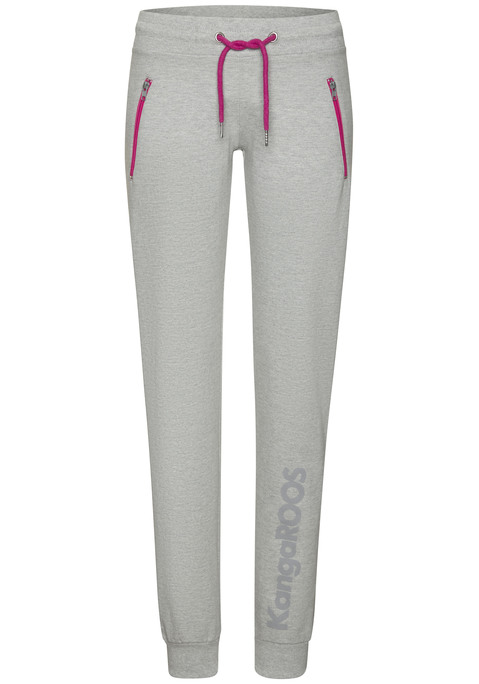Bild: Sweathose von KangaROOS: Sweathose im Tapered-fit von Kangaroos. Elastischer Kordelzugbund mit kontrastfarbener Kordel. Rippbündchen. Großer Labelschriftzug am Bein. Seitliche Eingrifftaschen. Trageangenehmer Sweat.