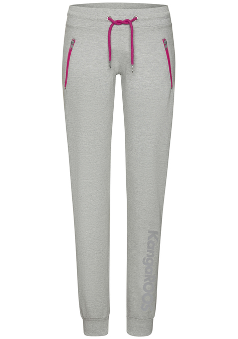 Bild: Sweathose von KangaROOS: Sweathose im Tapered-fit von Kangaroos. Elastischer Kordelzugbund mit kontrastfarbener Kordel. Rippbündchen. Großer Labelschriftzug am Bein. Seitliche Eingrifftaschen. Trageangenehmer Sweat.