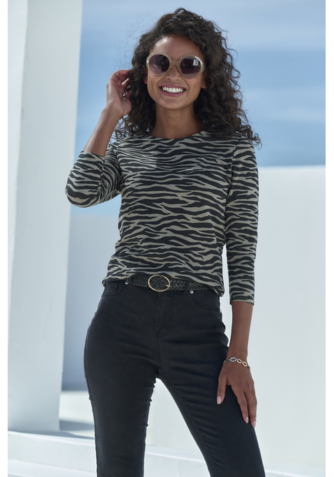 Bild: 3/4-Arm-Shirt von LASCANA: Modisches Rundhalsshirt von Lascana mit 3/4-Ärmeln. Exotisches Animal-Allovermuster. Figurnaher Schnitt. Schön zu unifarbenen Unterteilen. Einsatz von Baumwolle, die die Initiative Cotton made in Africa unterstützt.