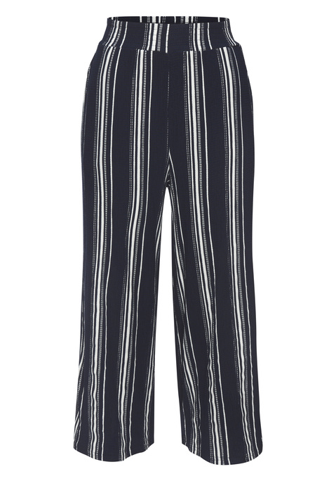 Bild: 7/8-Hose von LASCANA: Lässig gestreifte 7/8-Hose von Lascana mit extrabreitem Smokbündchen. Gerade Beinform. Eingrifftaschen zum Verstauen von Kleinigkeiten. Ideal zum passenden Top für einen Overall-Look, aber auch zu unifarbenen Oberteilen. Strukturierte Crêpe-Ware.