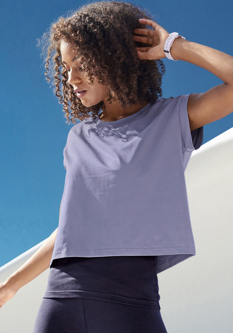 Bild: 2-in-1-Shirt von LASCANA ACTIVE: Unifarbenes Performance-T-Shirt von Lascana Active im Lagen-Look. Rundhalsausschnitt. Kurzes Shirt mit überschnittenen Schultern. Darunter liegendes Racerbacktop. Weiche Jerseyqualität.