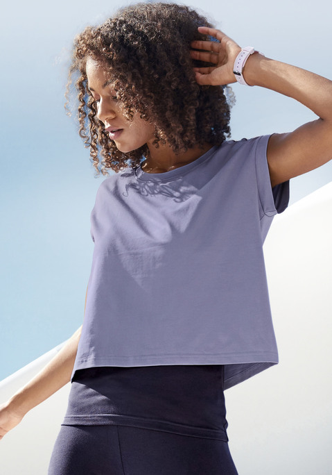 Bild: 2-in-1-Shirt von LASCANA ACTIVE: Unifarbenes Performance-T-Shirt von Lascana Active im Lagen-Look. Rundhalsausschnitt. Kurzes Shirt mit überschnittenen Schultern. Darunter liegendes Racerbacktop. Weiche Jerseyqualität.