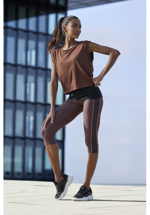 Bild: 2-in-1-Shirt von LASCANA ACTIVE: Sportliches 2-in-1-Shirt von Lascana Active im doppellagigen Look. Mit innen liegendem Top. Kurze, angeschnittene Ärmel und Rundhalsausschnitt. Gerade, lockere Form. Hergestellt aus feiner, weicher Jerseyqualität.