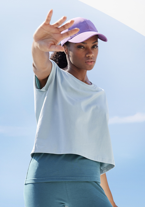Bild: 2-in-1-Shirt von LASCANA ACTIVE: Unifarbenes Performance-T-Shirt von Lascana Active im Lagen-Look. Rundhalsausschnitt. Kurzes Shirt mit überschnittenen Schultern. Darunter liegendes Racerbacktop. Weiche Jerseyqualität.