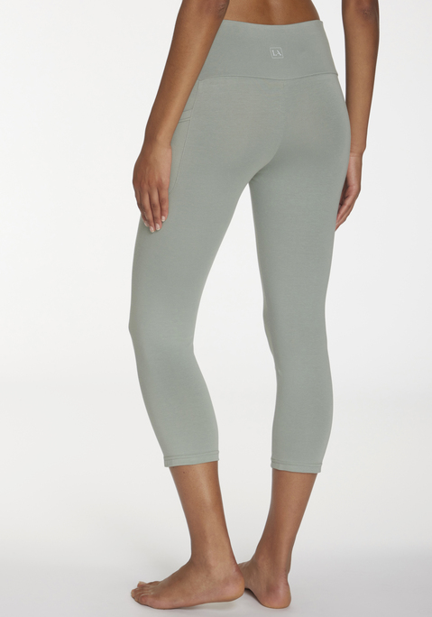 Bild: 3/4-Leggings von LASCANA ACTIVE: Capri-Leggings von Lascana Active. Breites Bündchen und Handytasche. Reflektierendes Logo. Aus 90% Baumwolle, 10% Elasthan.