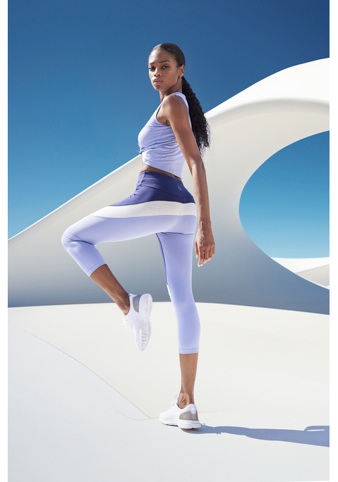 Bild: Caprihose von LASCANA ACTIVE: Coole Performance-Caprileggings von Lascana Active im Colourblockingdesign. Mesh-Einsätze am Saum. Breiter, elastischer V-Bund. Trageangenehme Baumwoll-Jerseyqualität.