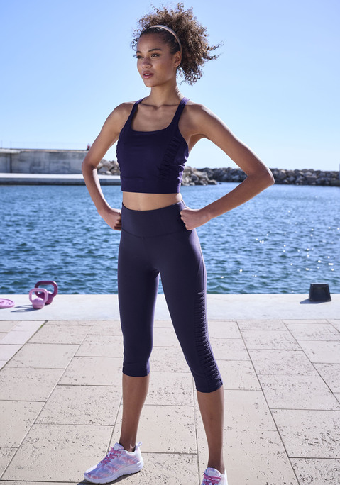 Bild: Caprileggings von LASCANA ACTIVE: Stylische Performance-Caprileggings von Lascana Active. Unifarben. Breiter, elastischer Bund. Zierbänder seitlich. Für Traiming und Work-out. Elastisches, atmungsaktives Funktionsmaterial.