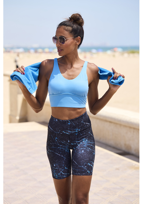 Bild: Shorts von LASCANA ACTIVE: Enganliegende Performance-Shorts von Lascana Active mit Alloverprint. Hoher Tragekomfort dank breitem, dehnbarem Bund. Markenlogo auf der Rückseite. Für warme Tage oder zum Sport. Angenehmes Funktionsmaterial.