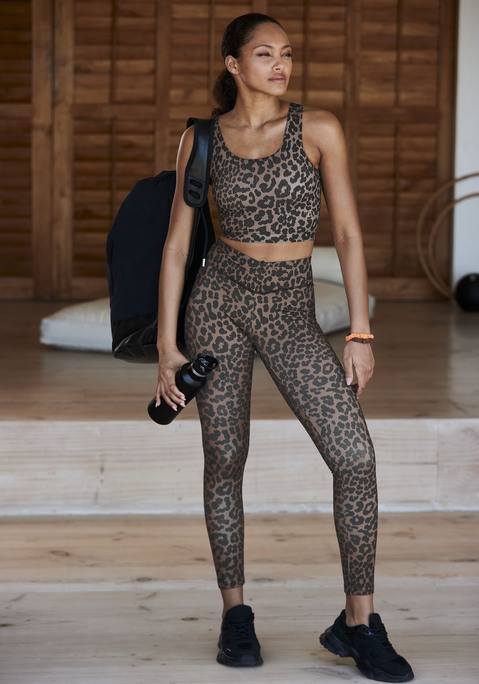 Bild: Funktionsshirt von LASCANA ACTIVE: Crop-Top, allover bedruckt, mit tiefem,  u-förmigem Ausschnitt und elastischem Bund. Aus 79% Polyester, 21% Elasthan.
