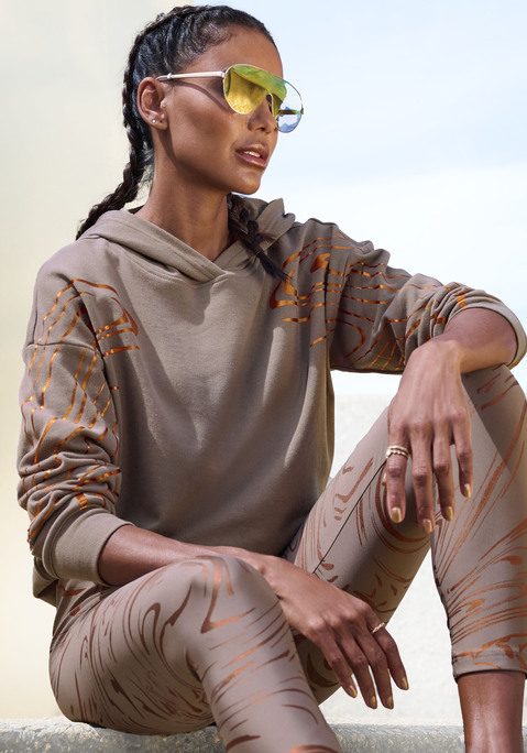 Bild: Hoodie von LASCANA ACTIVE: Kapuzenshirt von Lascana Active mit extravagantem Muster an den Schultern und Armen.  Rippbünchen an Saum und Ärmeln. Weiche Sweatqualität mit Baumwollanteil.