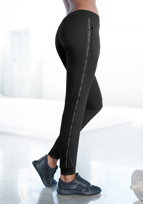 Bild: Jogginghose von LASCANA ACTIVE: Perfomance Sporthose von Lascana Active. Bündchen mit Kordelzug und seitliche Eingrifftaschen mit Reißverschluss. Aus 100% Baumwolle (unterstützt Cotton made in Africa).