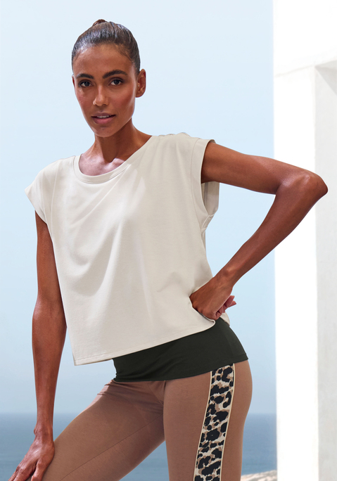 Bild: Layershirt von LASCANA ACTIVE: Zweilagiges Layer-Shirt von Lascana Active. T-Shirt mit darunterliegendem Top. Weit geschnittene Schultern für einen modernen Fit. Logodruck auf der hinteren Mitte. Trageangenehme Qualität.