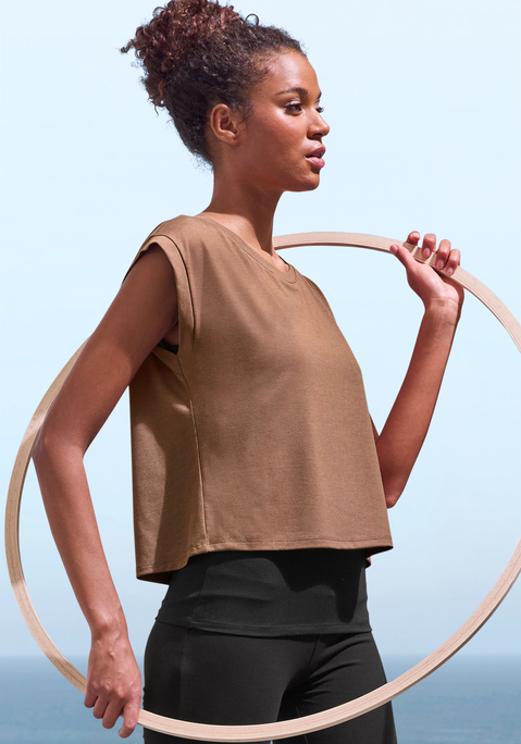 Bild: Layershirt von LASCANA ACTIVE: Zweilagiges Layer-Shirt von Lascana Active. T-Shirt mit darunterliegendem Top. Weit geschnittene Schultern für einen modernen Fit. Logodruck auf der hinteren Mitte. Trageangenehme Qualität.