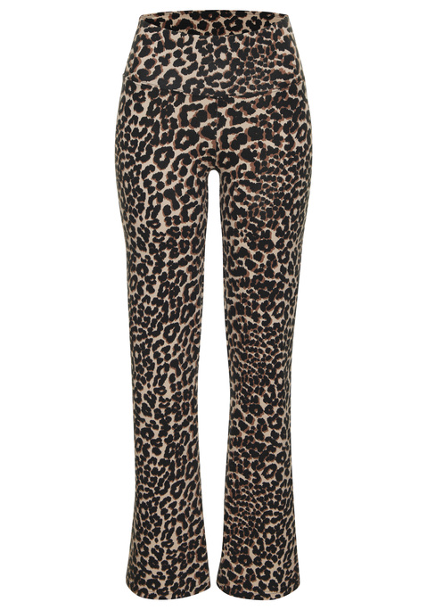 Bild: Leggings von LASCANA ACTIVE: <h3>Sportliche Leggings mit ausgestelltem Bein</h3>
<p>
Die <strong>LASCANA-ACTIVE</strong>-Leggings sind nicht nur ein modischer Blickfang, sondern auch ein echtes Highlight in der Sportmode. Mit ihrem einzigartigen, ausgestellten Bein verleihen sie jedem Outfit einen dynamischen Touch und sorgen für Wohlgefühl sowohl beim Training als auch in der Freizeit. Das ansprechende Leo-Muster setzt dabei ein Statement und hebt sich von herkömmlichen Modellen ab.
</p>

<h4>Details und Mehrwerte der Leggings</h4>
<p>
Die Leggings zeichnen sich durch einen breiten, elastischen Bund aus, der für eine optimale Passform sorgt und gleichzeitig den Komfort erhöht. Dank der bequemen und elastischen Qualität bieten sie maximale Bewegungsfreiheit, egal ob beim Work-out oder im Alltag. Die Pflege ist ebenfalls unkompliziert, da die Leggings in der Maschine gewaschen werden können. 
</p>

<h4>Outfit-Tipps und Trageanlässe</h4>
<p>
Diese Leggings sind vielseitig kombinierbar und ideal für eine Vielzahl von Anlässen. Sie eignen sich hervorragend für sportliche Aktivitäten wie Yoga, Fitness oder Jogging, können aber auch im Alltag getragen werden. Perfekt lassen sie sich mit lässigen Sneakern und einem Oversized-T-Shirt kombinieren, um einen entspannten Streetwear-Look zu kreieren. Mit einer stylischen Jacke und passenden Accessoires wird das Outfit zum Hingucker für jede Gelegenheit, sei es beim Training oder an einem entspannten Nachmittag im Park.
</p>
<p>
Der perfekte Mix aus Komfort und Stil sind diese einzigartigen Leggings!
</p>