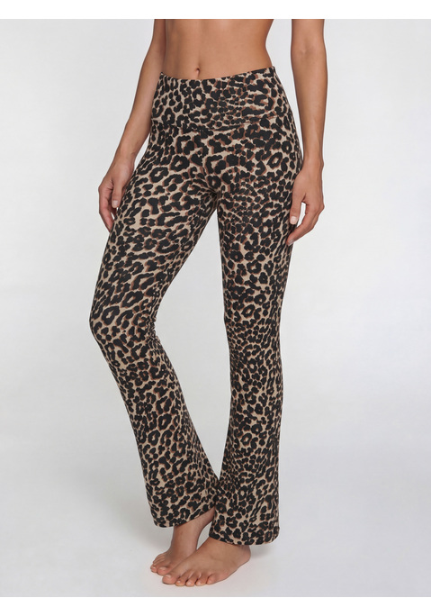 Bild: Leggings von LASCANA ACTIVE: <h3>Sportliche Leggings mit ausgestelltem Bein</h3>
<p>
Die <strong>LASCANA-ACTIVE</strong>-Leggings sind nicht nur ein modischer Blickfang, sondern auch ein echtes Highlight in der Sportmode. Mit ihrem einzigartigen, ausgestellten Bein verleihen sie jedem Outfit einen dynamischen Touch und sorgen für Wohlgefühl sowohl beim Training als auch in der Freizeit. Das ansprechende Leo-Muster setzt dabei ein Statement und hebt sich von herkömmlichen Modellen ab.
</p>

<h4>Details und Mehrwerte der Leggings</h4>
<p>
Die Leggings zeichnen sich durch einen breiten, elastischen Bund aus, der für eine optimale Passform sorgt und gleichzeitig den Komfort erhöht. Dank der bequemen und elastischen Qualität bieten sie maximale Bewegungsfreiheit, egal ob beim Work-out oder im Alltag. Die Pflege ist ebenfalls unkompliziert, da die Leggings in der Maschine gewaschen werden können. 
</p>

<h4>Outfit-Tipps und Trageanlässe</h4>
<p>
Diese Leggings sind vielseitig kombinierbar und ideal für eine Vielzahl von Anlässen. Sie eignen sich hervorragend für sportliche Aktivitäten wie Yoga, Fitness oder Jogging, können aber auch im Alltag getragen werden. Perfekt lassen sie sich mit lässigen Sneakern und einem Oversized-T-Shirt kombinieren, um einen entspannten Streetwear-Look zu kreieren. Mit einer stylischen Jacke und passenden Accessoires wird das Outfit zum Hingucker für jede Gelegenheit, sei es beim Training oder an einem entspannten Nachmittag im Park.
</p>
<p>
Der perfekte Mix aus Komfort und Stil sind diese einzigartigen Leggings!
</p>