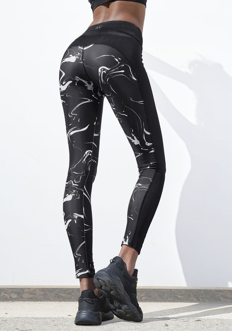 Bild: Leggings von LASCANA ACTIVE: Mit breitem, weichem Bündchen und Mesh-Einsätzen. Kleine Tasche im Bund. Silberfarbener Logoaufdruck. Der ideale Style für Fitness, Yoga und viele weitere Aktivitäten.  Angenehm zu tragendes, elastisches Funktionsmaterial aus 85% Polyester, 15% Elasthan. Mesh-Einsatz aus 90% Polyamid, 10% Easthan.