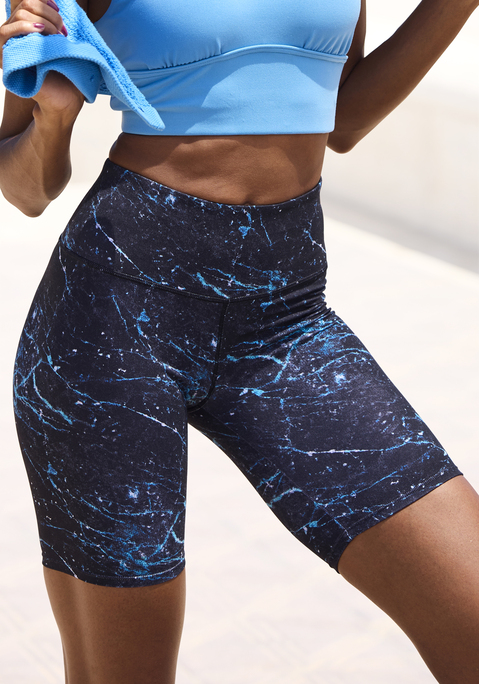 Bild: Shorts von LASCANA ACTIVE: Performance-Shorts von Lascana Active mit Alloverprint. Hoher Tragekomfort dank breitem, dehnbarem Bund. Markenlogo auf der Rückseite. Für warme Tage oder zum Sport. Angenehmes Funktionsmaterial.