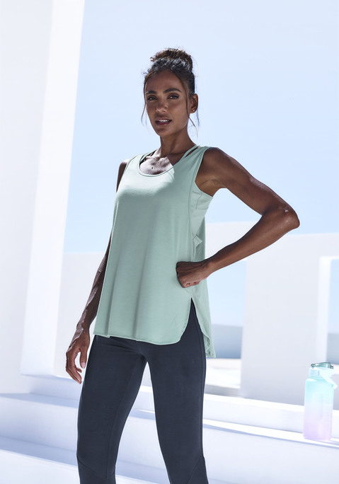 Bild: Tanktop von LASCANA ACTIVE: Locker geschnittenes Tanktop von Lascana Active mit Mesh-Einsatz auf der Rückseite. Rundhalsausschnitt und weit ausgeschnittene Armlöcher. Abgerundeter Bund mit seitlichen Schlitzen. Kleiner Logodruck auf der Rückseite. Weich fließende Qualität.