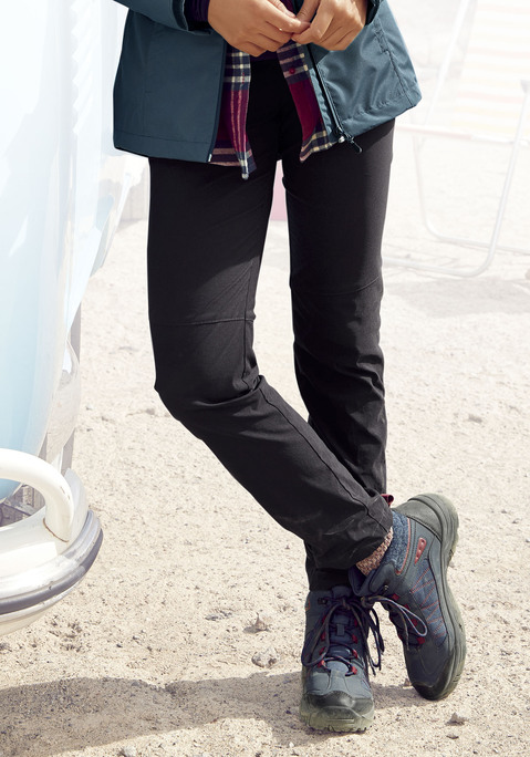 Bild: Trekkinghose von LASCANA ACTIVE: Sportlich stretchige Wanderhose von Lascana. Elastischer Komfortbund mit Knopfverschluss. Insgesamt drei Reißverschlusstaschen für viel Stauraum. Per Reißverschluss erweiterbare Saumweite. Tunnelzug am Saum. Atmungsaktives Stretchmaterial.