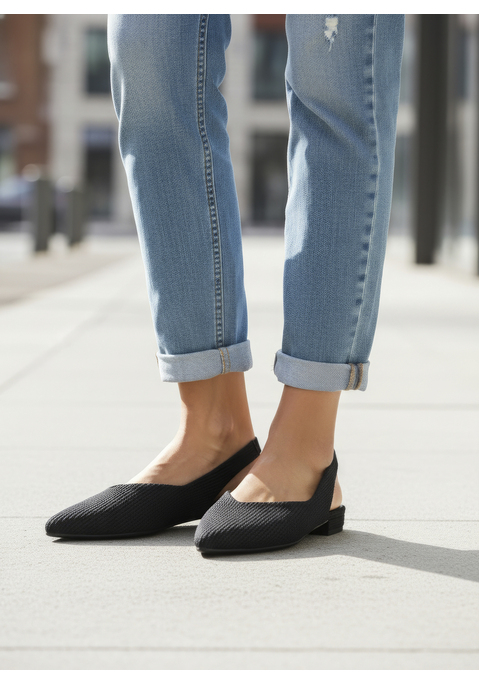 Bild: Ballerina von LASCANA: Ballerina mit elastischem Riemchen aus Textil VEGAN von LASCANA. Obermaterial aus Textil. Futter und Decksohle aus Lederimitat. Laufsohle aus Synthetik.