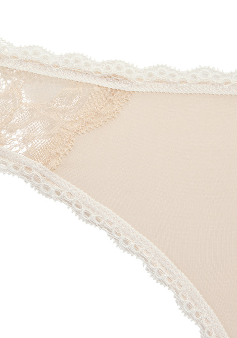 Bild: Bikinislip von LASCANA: Tolle Spitzendetails mit floralem Muster: der feminine Bikinislip von Lascana

Lascana zeigt mit diesem klassischen Bikinislip einen konsequent femininen Style. Florale Spitzeneinsätze seitlich sowie zarte Spitzenbänder am Bündchen und an den Beinausschnitten verleihen dem Höschen eine romantische Optik. Eine kleine Satinschleife vorn setzt zusätzlich ein verspieltes Extra und rundet das feminine Design ab.

Weiche Microfaser-Qualität für den perfekten Sitz

Knapp geschnitten und aus angenehm weicher Microfaser-Qualität gearbeitet, sitzt der Slip perfekt auf der Haut. Das elastische Spitzenband an Taillen- und Beinabschlüssen sorgt zusätzlich für eine flexible und komfortable Passform. So vereint der Bikinislip modisches Design mit einem angenehmen Tragegefühl.

Der perfekte Begleiter für den Alltag und besondere Momente

Kombiniert mit einem passenden BH von Lascana entsteht ein aufeinander abgestimmtes Dessous-Set für einen einheitlichen Look. Unter leichten Stoffen sorgt der knapp geschnittene Slip für eine dezente, nahtlose Silhouette im Alltag. Auch für romantische Anlässe ist dieses feminine Detail eine stilvolle Wahl.

Der Bikinislip von Lascana wird durch seinen femininen Look schnell zu einem Liebling für alle Tage.