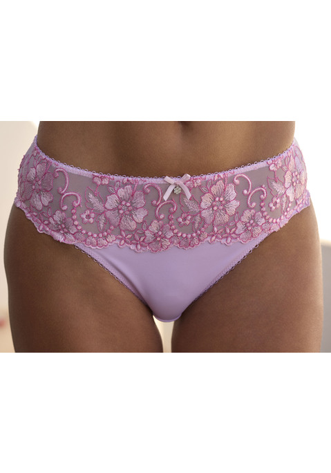 Bild: Bikinislip von LASCANA: LASCANA: Bikinislip rundherum mit hübschem Spitzenbandbund, kombiniert mit blickdichtem Microtouchmaterial. Mit Baumwollzwickel. Aus 80% Polyamid, 12% Polyester, 8% Elasthan.