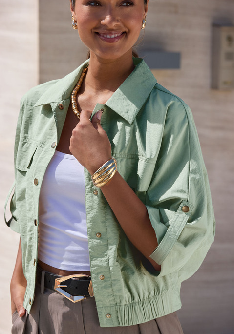 Bild: Blouson von LASCANA: Leichter Blouson von Lascana mit klassischem Reverskragen und Druckknopfleiste vorn. 3/4-Ärmel mit fixiertem Aufschlag und Riegel. Zierbrusttaschen und seitliche Eingrifftaschen. Gummizugbund am Saum. Vielseitig kombinierbar. Weiche Webware.