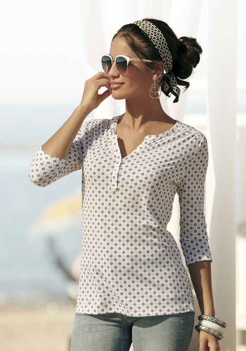 Bild: Blusenshirt von LASCANA: Lascana: 3/4-Arm-Shirt mit dekorativen Zierfalten an den Schultern. Besonderer V-Ausschnitt mit drei Knöpfen. Leicht gerundeter Saum. Aus 65% Polyester, 35% Viskose.
