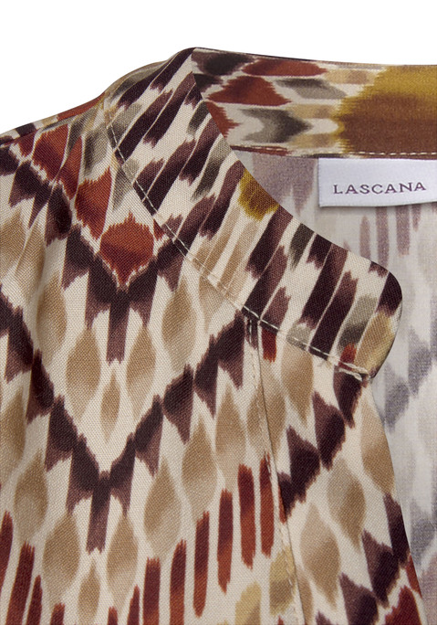Bild: Blusentop von LASCANA: Blusentop von Lascana. Alloverprint im Ethno-Look. Split-Neck mit breiter Blende. Hinten leicht verlängert. Leger geschnitten. Fließende Qualität.