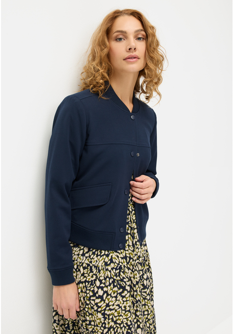 Bild: Bomberjacke von LASCANA: Jacke von Lascana mit Collegekragen und durchgehender Druckknopfleiste. Rippstrickbündchen an Ärmel- und Jackensaum. Eingrifftaschen mit Patte. Lässig geschnitten. Pflegeleichtes Material.