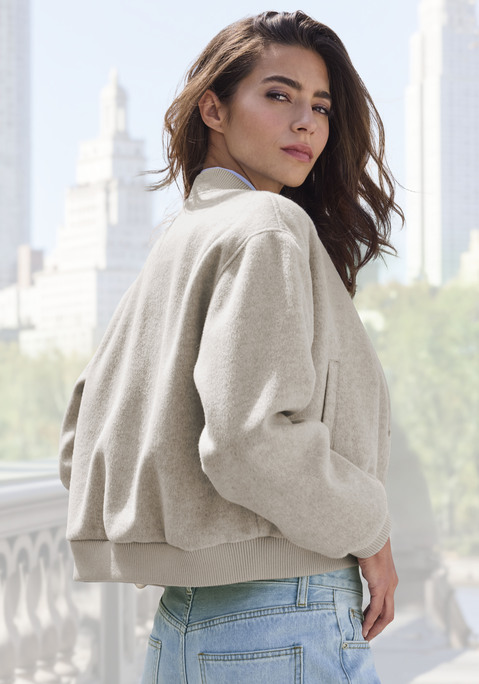 Bild: Bomberjacke von LASCANA: Jacke von Lascana. Im Bomberjacken-Stil mit  gerippten Bündchen und Druckknopfleiste. Schräge Leistentaschen vorn. Weiches, leicht wärmendes Material.