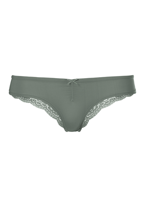 Bild: Brasilslip von LASCANA: Vorne dezent, hinten sinnlich: der tolle Brasilslip von Lascana

Der Brasilslip von Lascana vereint zwei Welten in einem Modell: Vorne sorgt weiche, blickdichte Microfaser mit einer feinen Raffung und einer kleinen Zierschleife für einen dezent femininen Look, während hinten transparente Blütenspitze einen sinnlichen Kontrast setzt. Dieser Materialmix macht das Höschen zu einem vielseitigen Baustein zwischen Basic-Wäsche und edlem Dessous.

Komfortabler Sitz und pflegeleichte Qualität

Der Slip schmiegt sich angenehm an und sorgt für einen rundum komfortablen Sitz im Alltag, ohne einzuschneiden. Er lässt genügend Bewegungsfreiheit und bleibt auch nach vielen Tragestunden formstabil. Ein weiterer Vorteil: Das Material ist pflegeleicht und lässt sich unkompliziert in der Maschine waschen.

Supervielseitig kombinierbar

Der blickdichte vordere Teil macht den Brasilslip zur idealen Wahl unter hellen oder hauteng geschnittenen Kleidungsstücken, etwa unter Sommerkleidern oder engen Hosen. Wer die feine Spitzenrückseite bewusst zeigen möchte, kombiniert den Slip mit tief ausgeschnittener Loungewear oder trägt ihn als kleines Highlight unter einem offenen Rücken.

Der Brasilslip von Lascana verbindet Alltagstauglichkeit mit einem Hauch Raffinesse und wird so zu einem festen Bestandteil der Wäscheschublade.