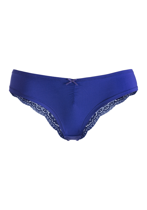 Bild: Brasilslip von LASCANA: Vorne dezent, hinten sinnlich: der tolle Brasilslip von Lascana

Der Brasilslip von Lascana vereint zwei Welten in einem Modell: Vorne sorgt weiche, blickdichte Microfaser mit einer feinen Raffung und einer kleinen Zierschleife für einen dezent femininen Look, während hinten transparente Blütenspitze einen sinnlichen Kontrast setzt. Dieser Materialmix macht das Höschen zu einem vielseitigen Baustein zwischen Basic-Wäsche und edlem Dessous.

Komfortabler Sitz und pflegeleichte Qualität

Der Slip schmiegt sich angenehm an und sorgt für einen rundum komfortablen Sitz im Alltag, ohne einzuschneiden. Er lässt genügend Bewegungsfreiheit und bleibt auch nach vielen Tragestunden formstabil. Ein weiterer Vorteil: Das Material ist pflegeleicht und lässt sich unkompliziert in der Maschine waschen.

Supervielseitig kombinierbar

Der blickdichte vordere Teil macht den Brasilslip zur idealen Wahl unter hellen oder hauteng geschnittenen Kleidungsstücken, etwa unter Sommerkleidern oder engen Hosen. Wer die feine Spitzenrückseite bewusst zeigen möchte, kombiniert den Slip mit tief ausgeschnittener Loungewear oder trägt ihn als kleines Highlight unter einem offenen Rücken.

Der Brasilslip von Lascana verbindet Alltagstauglichkeit mit einem Hauch Raffinesse und wird so zu einem festen Bestandteil der Wäscheschublade.