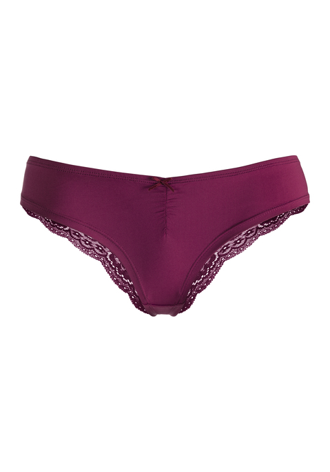 Bild: Brasilslip von LASCANA: Vorne dezent, hinten sinnlich: der tolle Brasilslip von Lascana

Der Brasilslip von Lascana vereint zwei Welten in einem Modell: Vorne sorgt weiche, blickdichte Microfaser mit einer feinen Raffung und einer kleinen Zierschleife für einen dezent femininen Look, während hinten transparente Blütenspitze einen sinnlichen Kontrast setzt. Dieser Materialmix macht das Höschen zu einem vielseitigen Baustein zwischen Basic-Wäsche und edlem Dessous.

Komfortabler Sitz und pflegeleichte Qualität

Der Slip schmiegt sich angenehm an und sorgt für einen rundum komfortablen Sitz im Alltag, ohne einzuschneiden. Er lässt genügend Bewegungsfreiheit und bleibt auch nach vielen Tragestunden formstabil. Ein weiterer Vorteil: Das Material ist pflegeleicht und lässt sich unkompliziert in der Maschine waschen.

Supervielseitig kombinierbar

Der blickdichte vordere Teil macht den Brasilslip zur idealen Wahl unter hellen oder hauteng geschnittenen Kleidungsstücken, etwa unter Sommerkleidern oder engen Hosen. Wer die feine Spitzenrückseite bewusst zeigen möchte, kombiniert den Slip mit tief ausgeschnittener Loungewear oder trägt ihn als kleines Highlight unter einem offenen Rücken.

Der Brasilslip von Lascana verbindet Alltagstauglichkeit mit einem Hauch Raffinesse und wird so zu einem festen Bestandteil der Wäscheschublade.