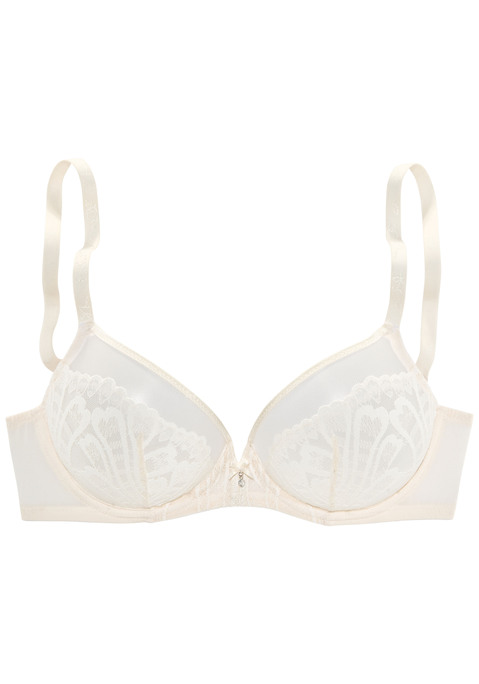 Bild: Bügel-BH von LASCANA: Hübscher Bügel-BH mit edler Zierschleife und Glitzeraccessoire in der vorderen Mitte. Cups aus feiner, leicht transparenter Spitze. Individuell verstellbare Träger sowie Rückenverschluss. Passende Unterteile aus der gleichen Serie erhältlich. Mit Liebe & Leidenschaft in Hamburg kreiert. Aus 94% Polyamid, 6% Elasthan.