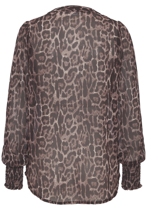 Bild: Chiffonbluse von LASCANA: <h3>Chiffonbluse mit V-Ausschnitt und Animaldruck</h3>
<p>
Die <strong>LASCANA</strong>-Chiffonbluse begeistert durch ihr elegantes Design mit einem modischen V-Ausschnitt und einer stilvollen Blende. Besonders hervorzuheben ist der ansprechende Animaldruck, der der Bluse einen einzigartigen Charakter verleiht. Smokbündchen am Ärmelabschluss sorgen für eine feminine Silhouette und machen dieses Oberteil zu einem echten Blickfang. Der längere Schnitt hinten verleiht zusätzlich eine lässige Note, die sowohl im Alltag als auch zu besonderen Anlässen überzeugt.
</p>

<h4>Details und Vorteile der Chiffonbluse</h4>
<p>
Diese figurumspielende Bluse bietet eine angenehme Passform, die der weiblichen Silhouette schmeichelt. Der leichte, transparente Stoff sorgt für eine luftige Trageerfahrung – ideal für wärmere Tage. Die Maschinenwaschbarkeit erleichtert die Pflege, sodass die Bluse schnell wieder bereit für den nächsten Einsatz ist. 
</p>

<h4>Outfit-Tipps und Anlässe für die Chiffonbluse</h4>
<p>
Die Druckbluse lässt sich hervorragend zu lässigen Jeans oder schicken Stoffhosen kombinieren und eignet sich perfekt für verschiedene Gelegenheiten. Ob beim Treffen mit Freunden, im Büro oder zu besonderen Anlässen – diese Bluse bringt Eleganz in jedes Outfit. Ein Paar stilvolle Sneaker oder elegante Ankle-Boots runden den Look ab. Für einen zusätzlichen Akzent können passende Accessoires wie eine schicke Handtasche oder dezenter Schmuck gewählt werden, um den modischen Stil zu unterstreichen.
</p>

<p>
Die Chiffonbluse von <strong>LASCANA</strong>  ist der perfekte Begleiter für jede Gelegenheit!
</p>