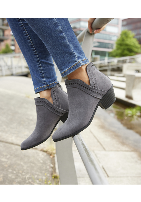 Bild: Cowboy Stiefelette von LASCANA: Boots VEGAN von LASCANA. Obermaterial aus Microfaser. Futter aus Textil. Decksohle aus Lederimitat. Laufsohle aus Synthetik. Absatzhöhe ca. 5 cm.