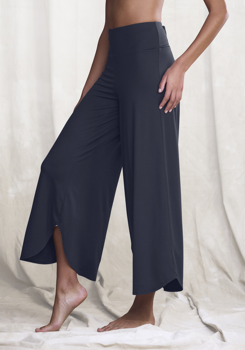 Bild: Culotte von LASCANA: Bequeme Relax-Culotte von Lascana für zu Hause. Mit schöner Rundung am Beinsaum. Breiter, weicher Bund für hohen Tragekomfort. Weich fließende Qualität.