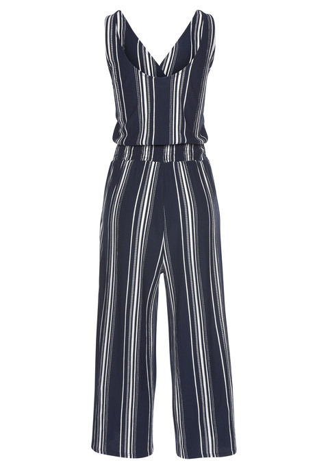 Bild: Culotte-Overall von LASCANA: Overall von LASCANA in 2 aktuellen Längsstreifen-Designs. Überlappender V-Ausschnitt von und tiefe, runder Rückenausschnitt. Breiter Smokeinsatz in der Taille. Weiter Culotte-Hosenpart in 7/8-Länge mit seitlichen Eingrifftaschen. Innenbeinlänge ca. 56 cm. Aus 50% Viskose, 47% Polyester, 3% Elasthan.