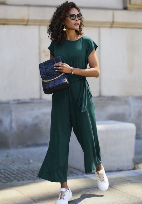 Bild: Culotte-Overall von LASCANA: Jumpsuit von Lascana mit taillierendem Knotendetail. Runder Ausschnitt mit Knopfverschluss hinten. Kurze Ärmel. Gummizug auf Taillenhöhe. Seitliche Eingrifftaschen. Aus weichem Viskosestretch.