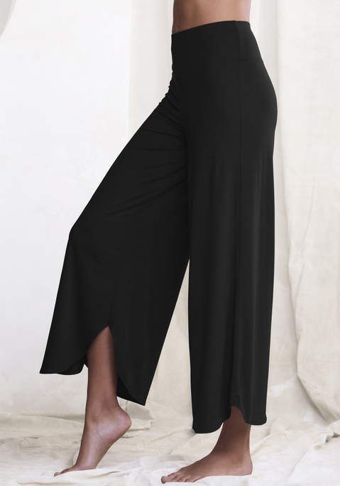 Bild: Culotte von LASCANA: Bequeme Relax-Culotte von Lascana für zu Hause. Mit schöner Rundung am Beinsaum. Breiter, weicher Bund für hohen Tragekomfort. Weich fließende Qualität.