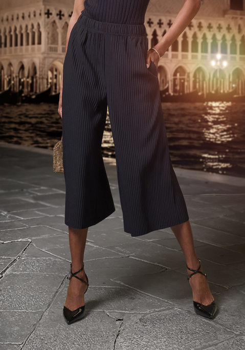 Bild: Culotte von LASCANA: Modische Schlupfhose von Lascana. Weite Form mit Plisseefalten zum bequemen Reinschlüpfen. Ideale Basic-Homewear. Aus elastischem Polyester.