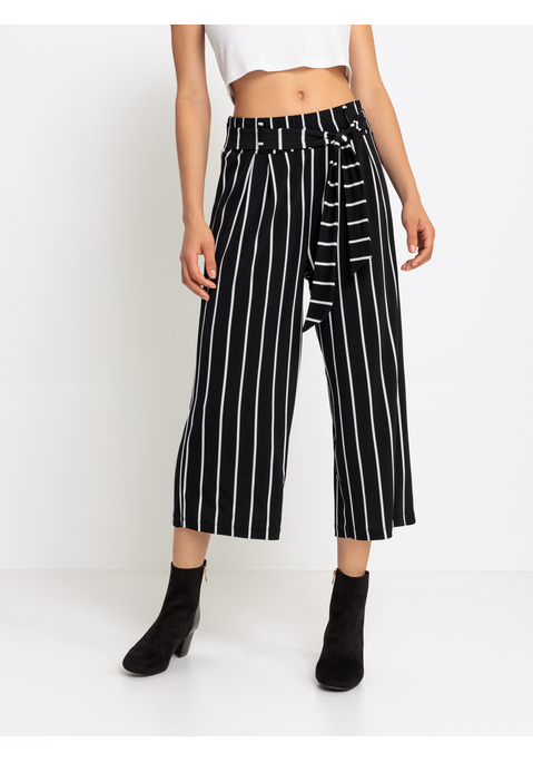 Bild: Culotte von LASCANA: Extraweite Form in 7/8-Länge. Bund mit Gürtelschlaufen und passendem Bindgürtel. Innenbeinlänge ca. 52 cm. Aus 95% Polyester, 5% Elasthan.
