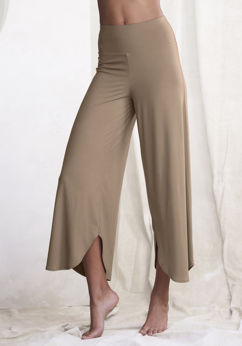 Bild: Culotte von LASCANA: Bequeme Relax-Culotte von Lascana für zu Hause. Mit schöner Rundung am Beinsaum. Breiter, weicher Bund für hohen Tragekomfort. Weich fließende Qualität.