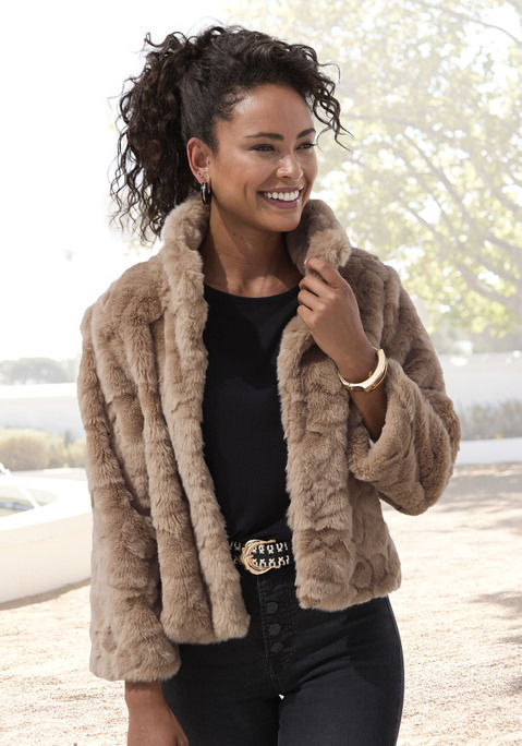 Bild: Fellimitatjacke von LASCANA: Kuschelige Kurzjacke aus Teddyplüsch von Lascana. Mit Stehkragen und kleinen Häkchen als Verschluss. Gerader Saum. Trageangenehme Qualität.