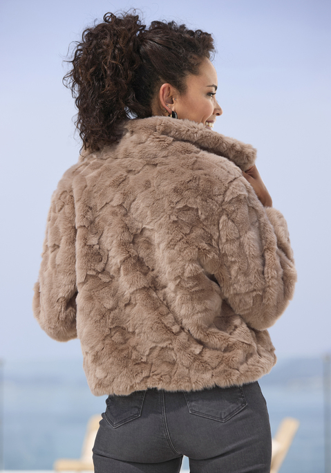 Bild: Fellimitatjacke von LASCANA: Kuschelige Kurzjacke aus Teddyplüsch von Lascana. Mit Stehkragen und kleinen Häkchen als Verschluss. Gerader Saum. Trageangenehme Qualität.