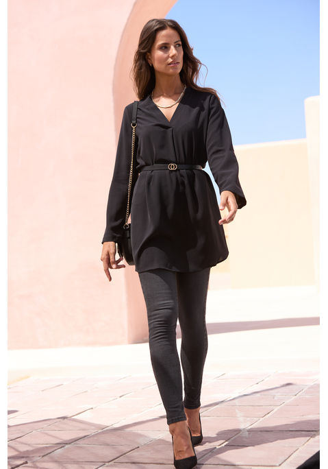 Bild: Longbluse von LASCANA: Coole Longbluse von Lascana. Tiefer V-Ausschnitt. Lange Ärmel mit Riegel und Knopf. Gerundeter, hinten verlängerter Saum. Mit schmalem Gürtel aus Lederimitat. Für trendige Looks. Leichte Crêpequalität.