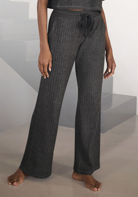 Bild: Homewearhose von LASCANA: Loungehose von Lascana in Rippoptik. Taillenhoher Elastikbund mit Tunnelzug. Seitliche Eingrifftaschen. Weiter Hosenbeinverlauf. Weiche Qualität.