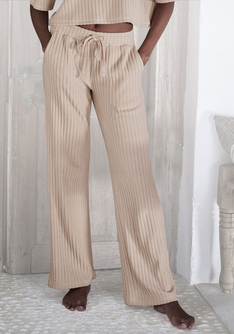 Bild: Homewearhose von LASCANA: Loungehose von Lascana in Rippoptik. Taillenhoher Elastikbund mit Tunnelzug. Seitliche Eingrifftaschen. Weiter Hosenbeinverlauf. Weiche Qualität.